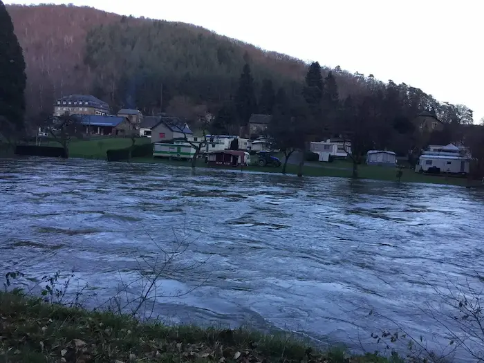 Vue sur la vallée de la Semois depuis le camping familial en Ardenne belge