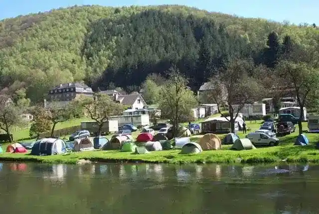 Emplacement motorhome ombragé — Camping Semois, Poupehan