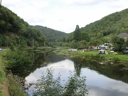 Zone bleue au bord de la Semois — camping familial Ardenne belge