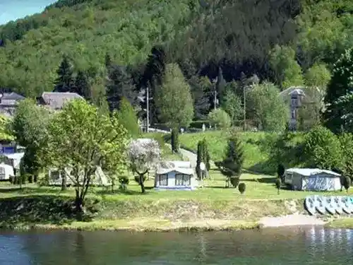 Camping nature au bord de la Semois dans les Ardennes