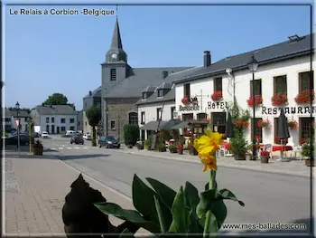 Le Rocher du Pendu (Der Felsen des Gehängten) – 70 m tiefer Abgrund, Blick auf die Abtei von Cordemois