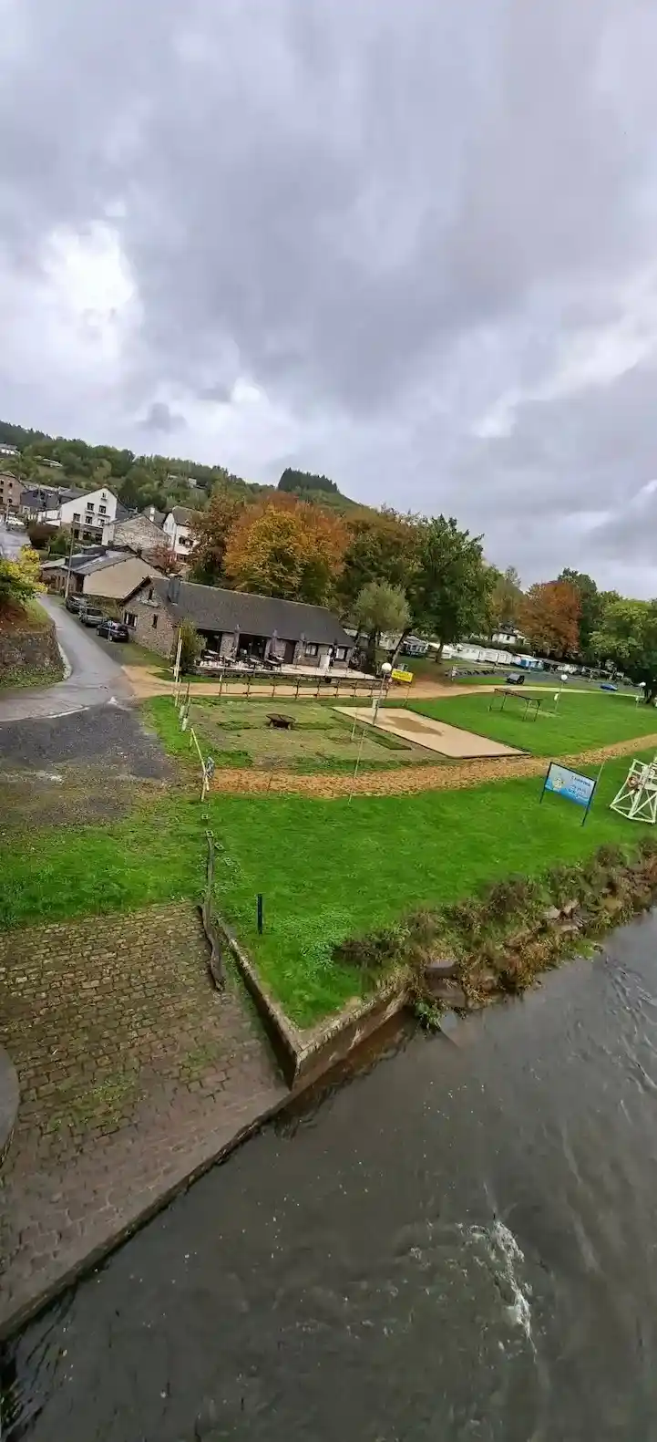 Camping Bouillon bord de Semois – berges au niveau des emplacements