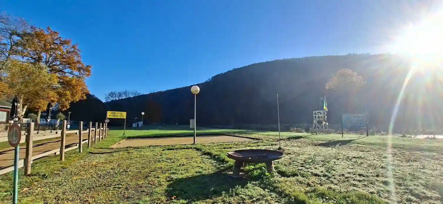 Vue du bord de la Semois depuis le camping