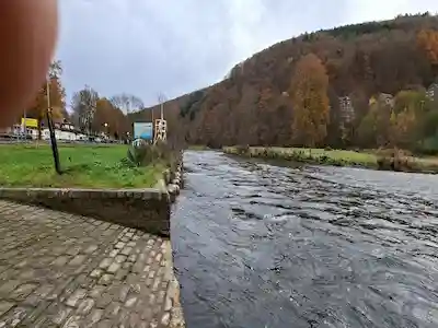 Camping Semois panorama automne – vue depuis le pont vers Bohan et Vresse