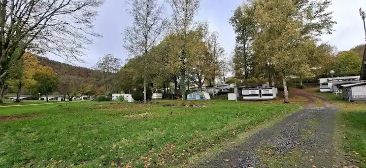 Vue panoramique camping Semois automne – Ardenne belge